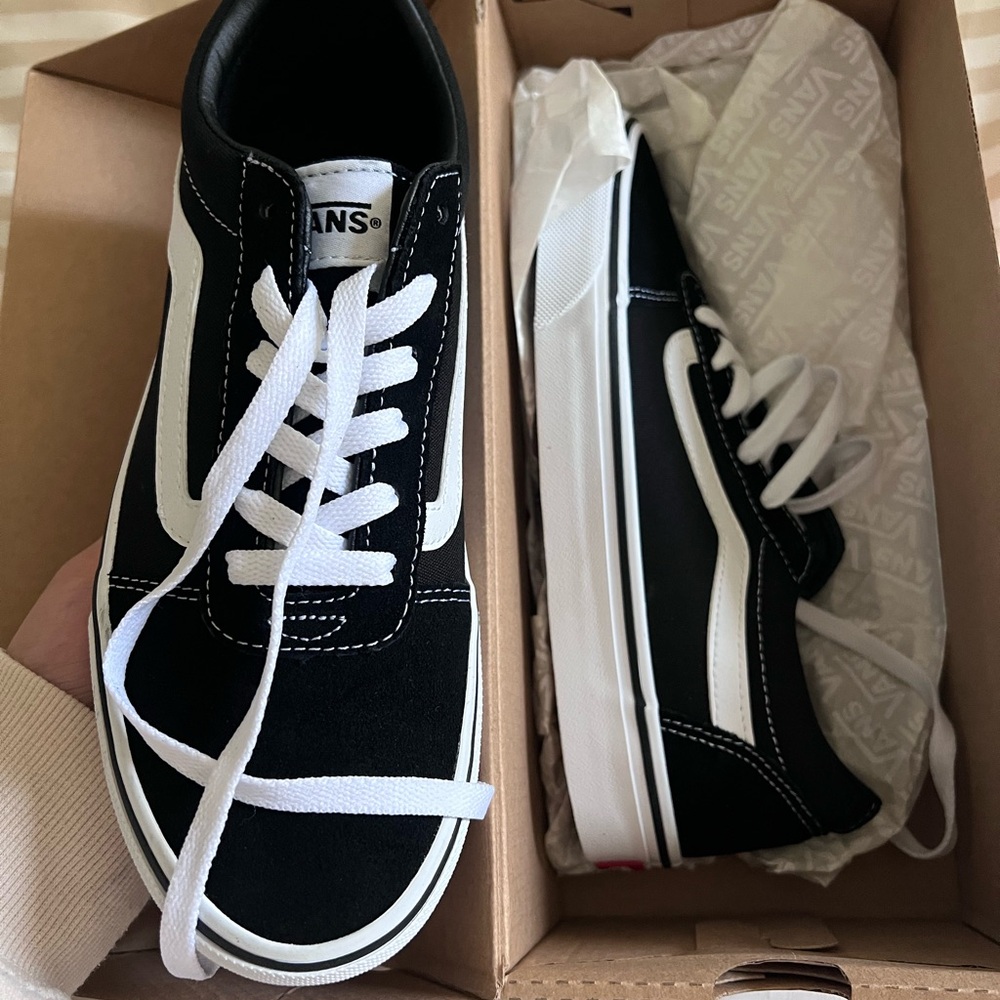 NEW Vans Women Classic Black and White Sneakers